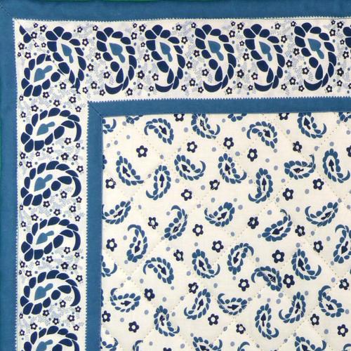 Set de table matelassé 37x47 Blanc/Bleu motif Volutes